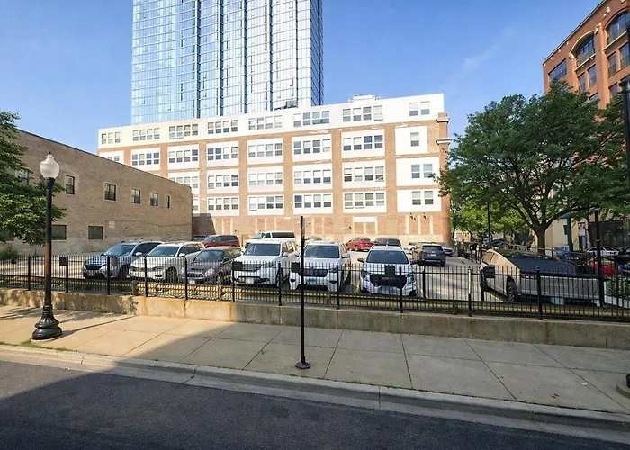 Apartment Mccormick Place Downtown: Luxurious 3br/2ba For 10 *