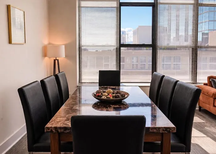 Apartment Mccormick Place Downtown: Luxurious 3br/2ba For 10 *