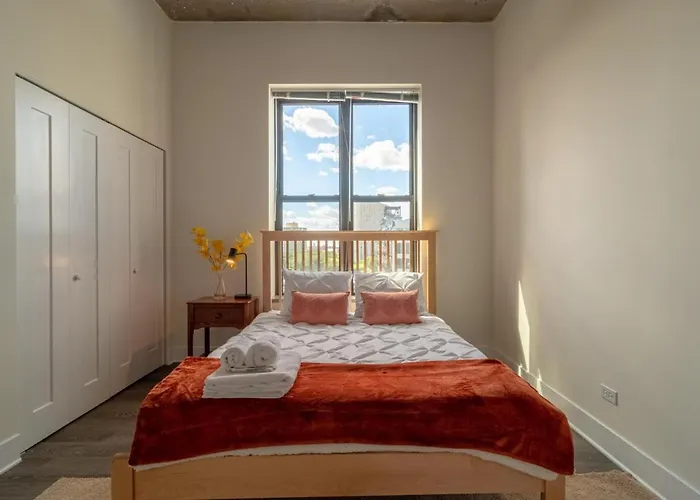 Apartment Mccormick Place Downtown: Luxurious 3br/2ba For 10 *